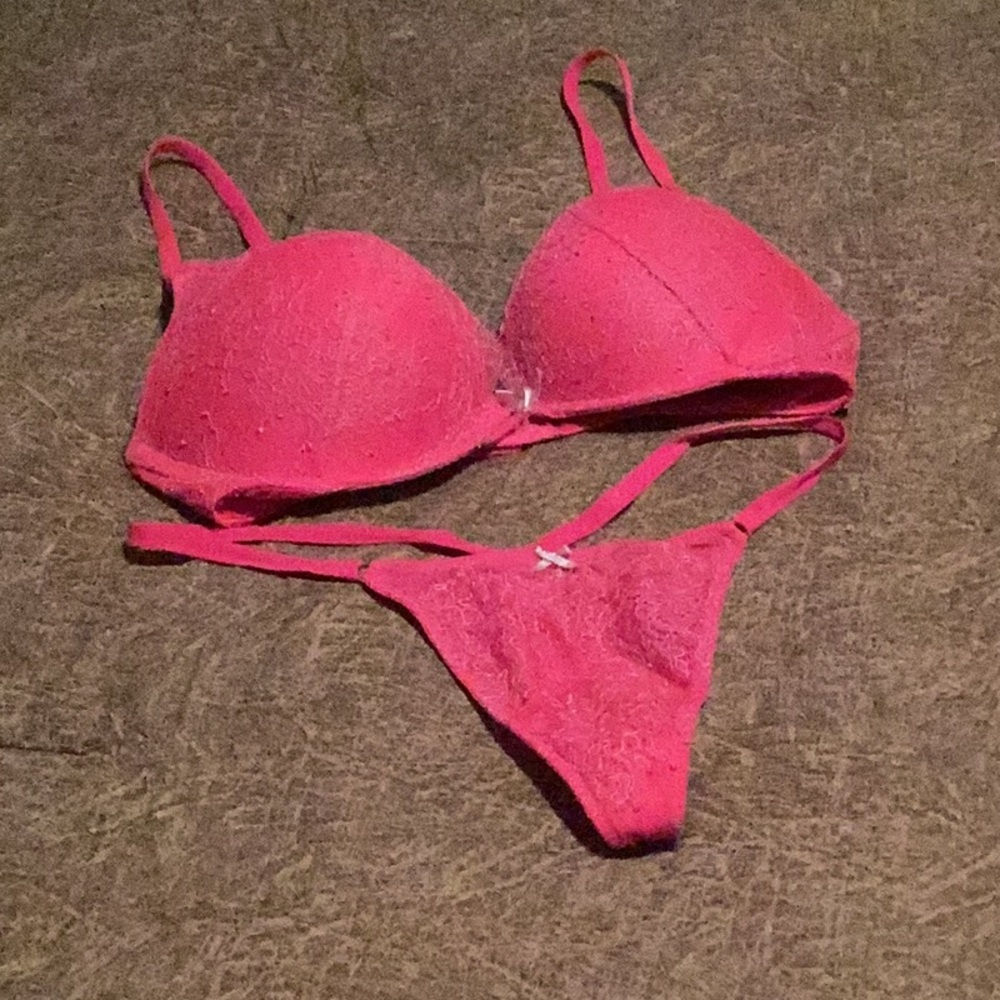 Victoria’s Secret bombshell bra and thong panty set